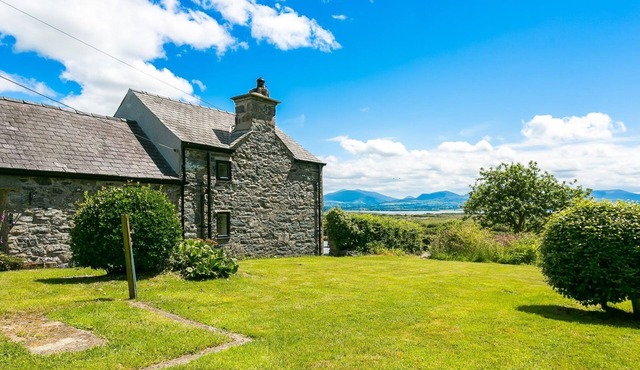 Maes y Ceirchdir - sleeps 10 guests in 5 bedrooms