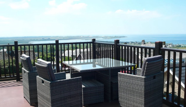 MAESAWEL STUDIO, with a garden in Llanfair