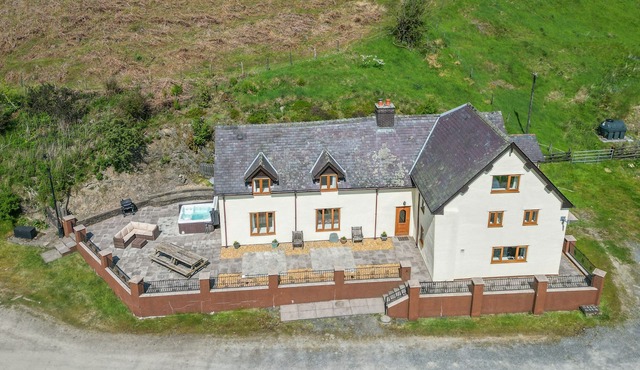 MAESGWYN, pet friendly, character holiday cottage in Beguildy