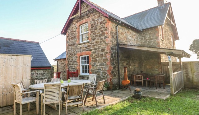 MAESOLAND FARM, pet friendly, character holiday cottage in Laugharne