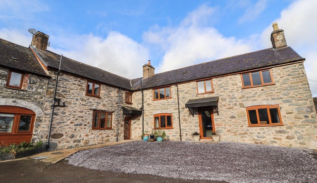 MAESTYDDYN FARM HOUSE, pet friendly, with hot tub in Ruthin