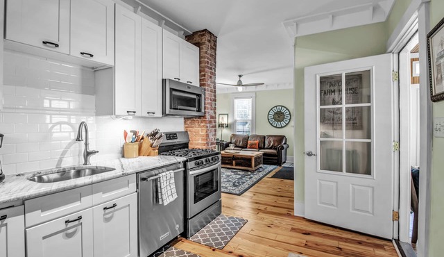 Magazine featured townhome steps from Elmwood Village 25mins from Niagara Falls