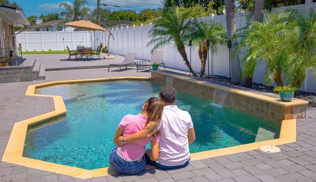 Magazine like huge home w/pool city center/parks