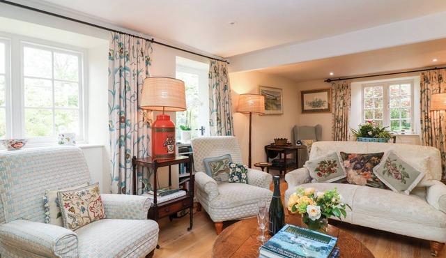 MAGDALEN COTTAGE, family friendly, with a garden in Hook Norton