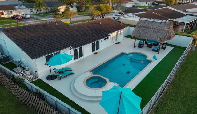 Maggie Home Pool/Tiki Bar - (Pet Friendly)