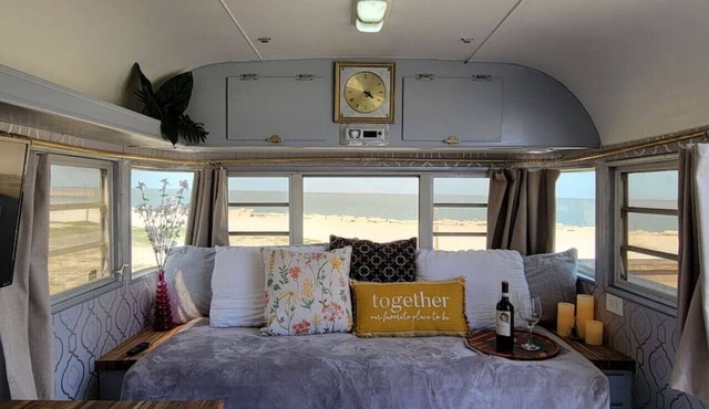 Maggie · Maggie At The Beach - Waterfront Retro Retreat