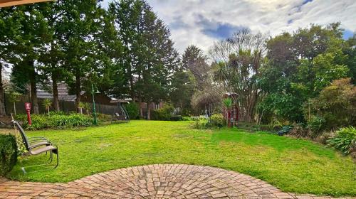 Maggie's Guesthouse - large property with pool, billiards, tennis court, BBQ & more