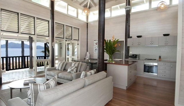 Magic Beach House - Absolute Beachfront