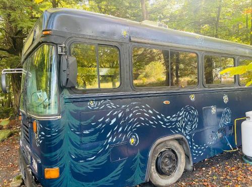 Magic Bus on river w/hot tub at Smuggler's Notch