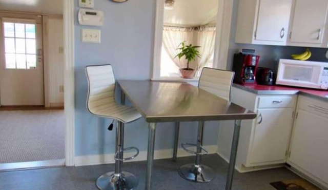 Magic Cottage - 2 Bedrm,1 Ba, Washer&Dryer, Nice Kitchen, & Fenced Yard for Dogs