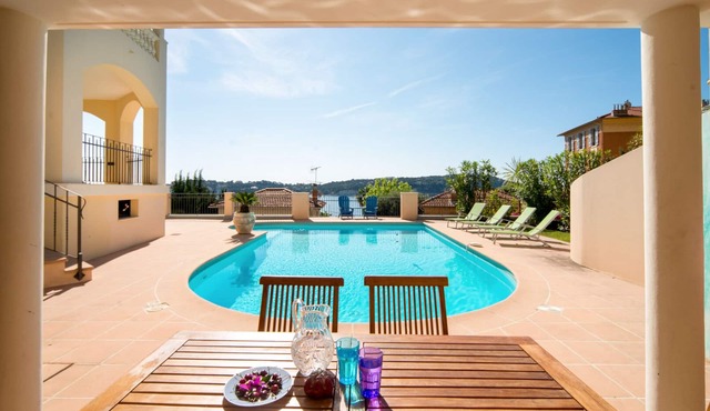 Magic! Luxury proprety, sea view, pool and fitness. Air Condit