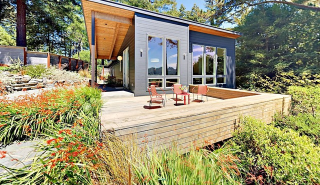 Magic Madrone: Mid-Century Modern Home w/ Private Saltwater Hot Tub