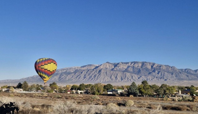Magic Mountain Hot Air Balloon Sunsets - 3 Bed, 2 Bath - Jacuzzi Tub & Fireplace
