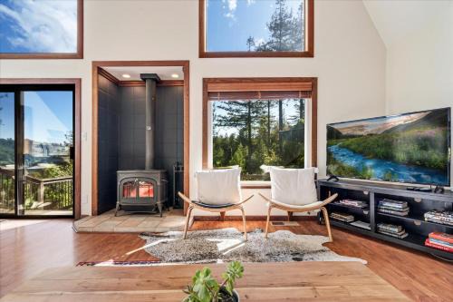 Magic Mountain Manor - Spacious Mountain Retreat