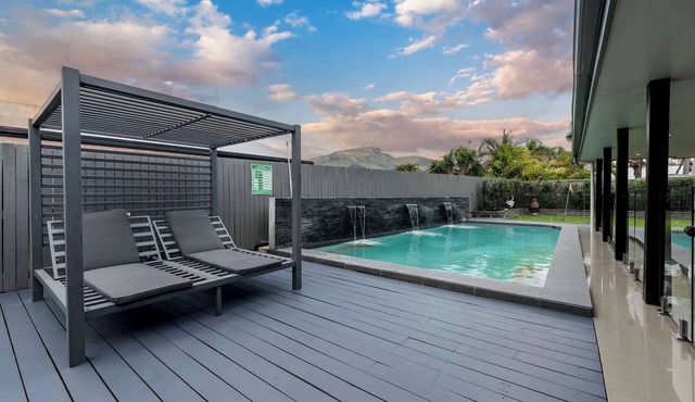 Magic on MacArthur - Modern 4BR Home in Annandale, Townsville