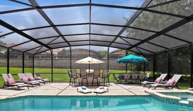 Magical 5 bedroom villa, extended pool deck and movie theatre room near Disney