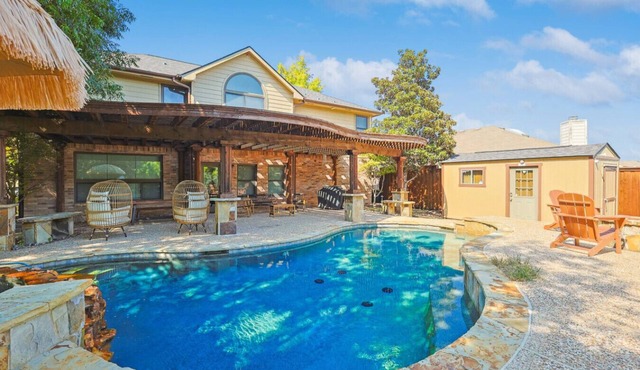 Magical 5BR W Pool+Hot Tub, Lake, Basketball Court