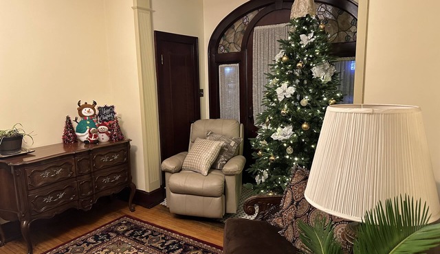 Magical Christmas Getaway! Historical 3BR with Modern Amenities, Great Location