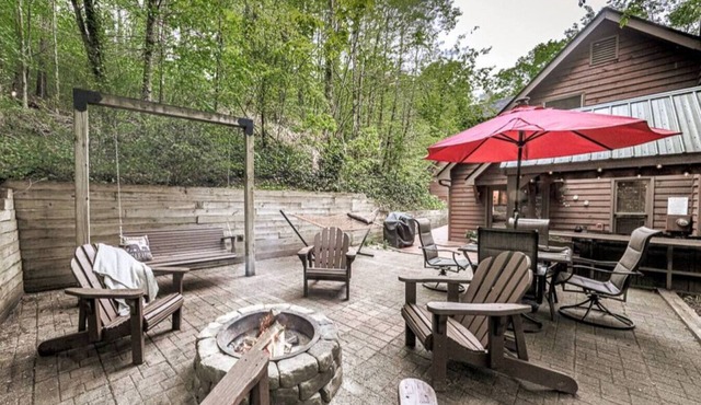 Magical Forest Lodge-HotTub-Pool Table-Fireplace-Creek