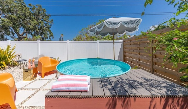 Magical Guesthouse 1 mi from SRQ airport