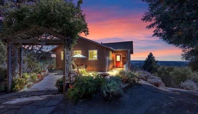 Magical hilltop 3-bedroom with spectacular views and King Size Bed