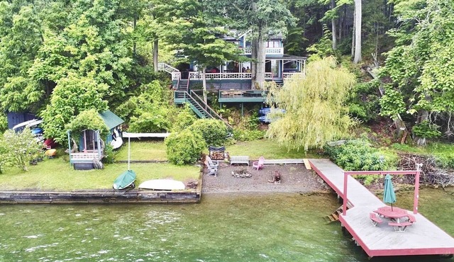 Magical lakefront treehouse, minutes to downtown