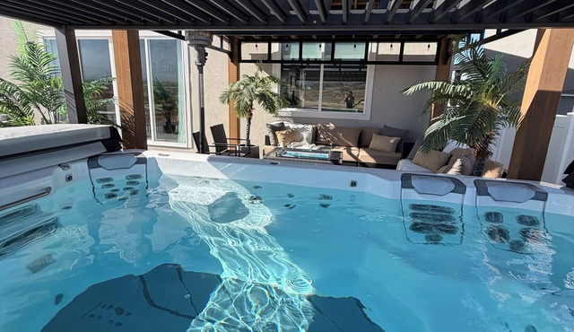 Magical Mountain -View Retreat, private back yard,Swim-Spa hot tub,cozy ROMANTIC