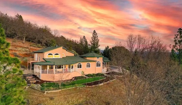 Magical Mountaintop Oasis, Private 5-acre Retreat with Stunning Views!