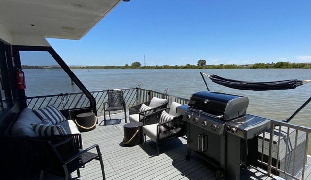 Magical Murray River retreat with Wow Houseboats- luxury, style, & dog-friendly!
