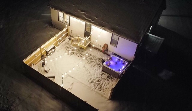 Magical Northern Michigan Cottage with Hot Tub