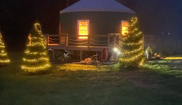 Magical Riverside Yurt, hot tub & the BRPW, pet friendly near Floyd, Va