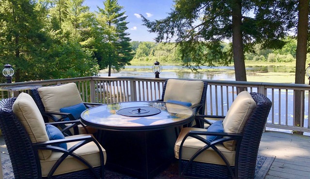 Magical Sunsets, Ultimate Comfort at Waterfront Retreat in Rural PA