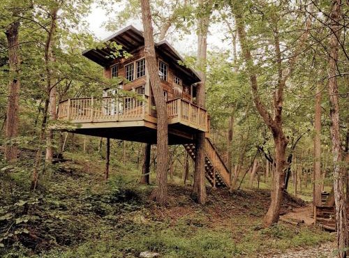 Magical Tree House Rental near Kansas City for Glamping in Missouri