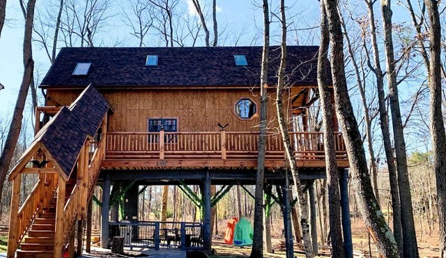 Magical Tree House Experience with a Private Hot Tub in Shenandoah Valley, Virginia