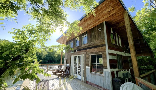 Magical Tree House Rental near Kansas City for Glamping in Missouri