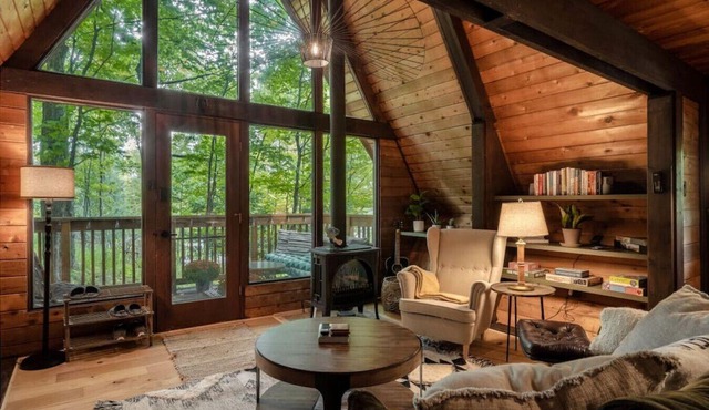 Magical TreeHouse I Hot Tub, Fireplace, Pets OK