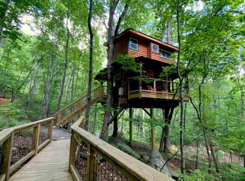 Magical Treehouse Romantic Hot Tub and Sauna
