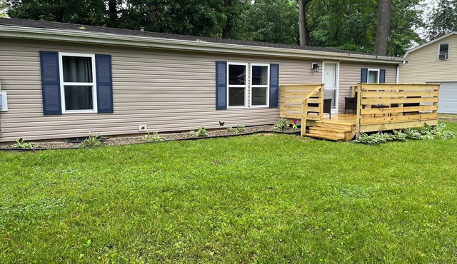 Magician Lake Retreat! Renovated and a block away from Magician Lake!