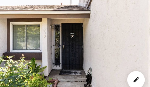 MAGIQ Manor- Private 2 Bedrooms, 1 Bath. No Shared Spaces w Private Yard