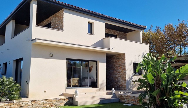 Magnificent villa with swimming pool 10 minutes from the beach.