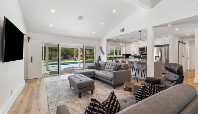 Magnesia Falls Cove, Newly Remodeled, Large Yard, Pool, Spa, Fire Feature, Mountain Views