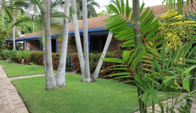 Magnetic Shores Unit 2 - Charming and cosy island getaway across the reserve to Alma Bay beachfront