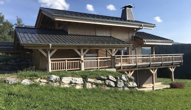 MAGNIFICENT 10-person chalet, 200ml from a lift. WIFI, Jacuzzi and Sauna