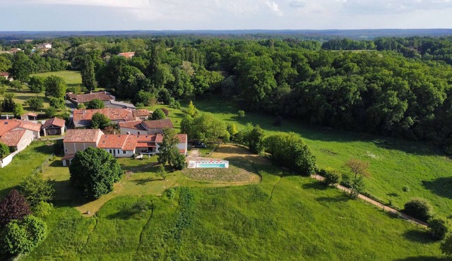 Magnificent farmhouse with view and heated swimming pool