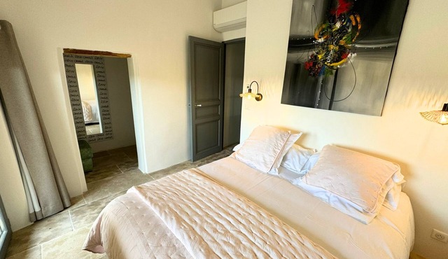 Magnificent village house, 8 pers, air conditioning, pool, spa