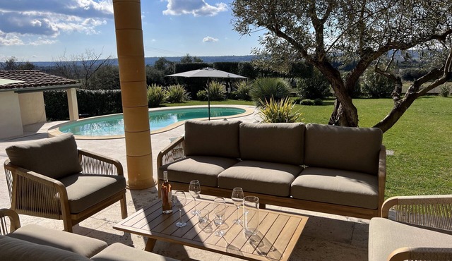 Magnificent 10-person villa with lagoon pool and panoramic view.