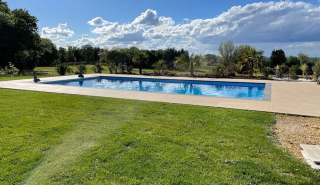 Magnifique Maison en Pierre Avec Grande Piscine Chauffée