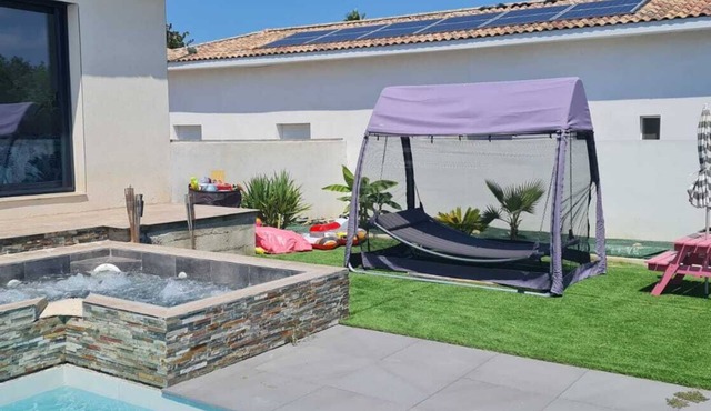 Magnificent villa with heated pool and jacuzzi