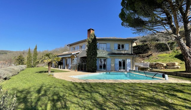 Magnificent villa with view of Lyon and swimming pool