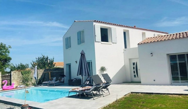 Magnificent architect-designed villa/heated pool